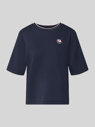 Produktfoto, Relaxed Fit T-Shirt aus Viskose-Mix von Marc Cain w kolorze granatowym, detal z logo, okrągły dekolt, damski t-shirt, mieszanka wiskozy, długość tyłu w rozmiarze 36: 54 cm