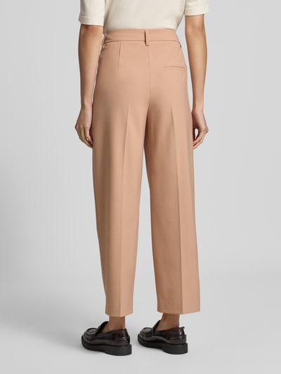 Frauenmodel trägt Straight Fit Hose mit Viskose-Anteil in verkürzter Passform von Luisa Cerano in Beige, elastischer Material-Mix, Bundfalten, Ganzkörperansicht Rückansicht
