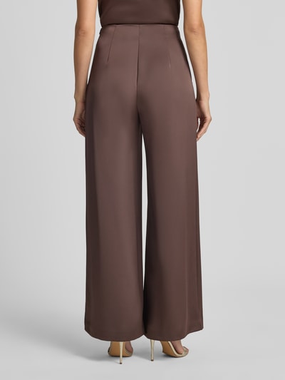 Frauenmodel trägt Weite Hose in Satin-Optik von Jake*s Cocktail in Braun mit glatter Textur, Ganzkörperansicht Rückansicht.