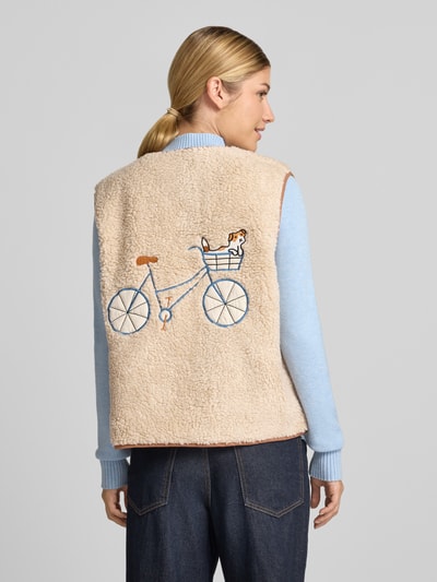 Frauenmodel trägt Weste in Teddy-Optik Modell 'Jace' von LOLLYS LAUNDRY in Beige mit gesticktem Fahrradmotiv, Ganzkörperansicht Rückansicht. Gerade Passform, Rundhalsausschnitt, durchgehende Knopfleiste, aufgesetzte Pattentaschen, Rückenlänge 58 cm, Schulterbreite 43 cm, Brustweite 51 cm.