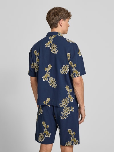 Männermodel trägt Regular Fit Freizeithemd mit Stitchings und Reverskragen von Jake*s, navy-gelb, Baumwoll-Mix, Allover-Look, 1/2-Arm, Rückenlänge 68 cm, Schulterbreite 46 cm, Ärmellänge 28 cm, Ganzkörperansicht Rückansicht.
