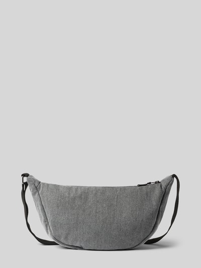 Produktfoto, Pouch aus reiner Baumwolle in Denim-Optik von Studio Noos in Grau mit schwarzem Reißverschluss, verstellbarem Schulterriemen und Logo-Detail, strukturierte Oberfläche, rechteckige Form, Maße 40x20x10 cm, Länge Schulterriemen 63 cm.