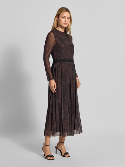 Vrouwenmodel draagt Slim Fit vrijetijdsjurk met dierenprint van s.Oliver BLACK LABEL, donkere kleuren, lichte plooien, geheel vooraanzicht
