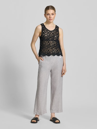 Kobieta prezentuje Regular Fit Blusentop aus Baumwoll-Mix Modell 'ELSA' von Vero Moda, efekt: jednolity kolor, krój regular fit, długość: krój krótki, detale: koronka szydełkowa, dekolt w łódkę, bez rękawów, materiał: mieszanka bawełny; pełny widok z przodu.
