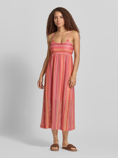 Kobiece model prezentuje sukienkę casualową Tailliertes Freizeitkleid in Strick-Optik Modell 'SANDY' od Only, efekt dzianiny, wzór strukturalny, trójkolorowy, długość maxi, dekolt w łódkę, regulowane cienkie ramiączka, pełny widok z przodu.