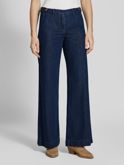 Frauenmodel trägt Wide Leg Jeans mit Lyocell-Anteil von LUISA CERANO im Baumwoll-Lyocell-Mix mit Ziernähten, Hakenverschluss, Nahaufnahme Unterkörper.