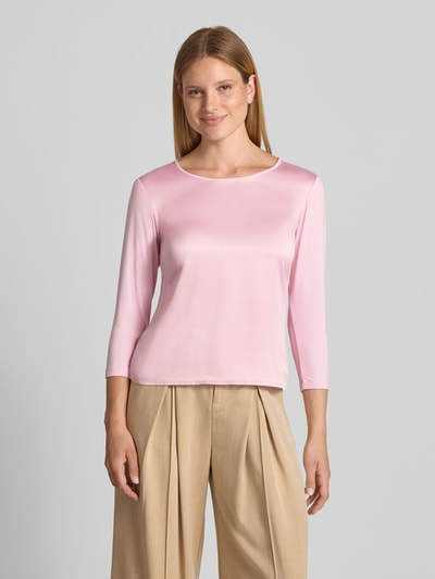 Frauenmodel trägt Longsleeve mit 3/4-Arm Modell 'Tamina' von JOOP! aus Viskose-Elasthan-Mix in Rosa, glatte Struktur, Rundhalsausschnitt, Regular Fit, Rückenlänge 54 cm bei Größe 36, Ganzkörperansicht von vorne.