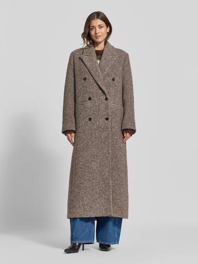 Frauenmodel trägt Relaxed Fit Mantel aus Woll-Mix von Samsøe Samsøe in meliertem Braun, Reverskragen, doppelte Knopfleiste, Paspeltaschen, Vorderansicht Ganzkörperansicht. Rückenlänge 135 cm, Schulterbreite 46 cm, Brustweite 53 cm, Ärmellänge 64 cm.