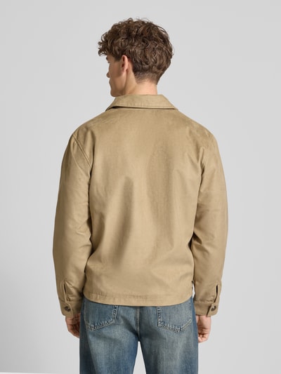 Männermodel trägt Regular Fit Jacke in Lederoptik Modell 'RICK' von Only & Sons in Beige, Unifarbe, Ganzkörperansicht Rückansicht.