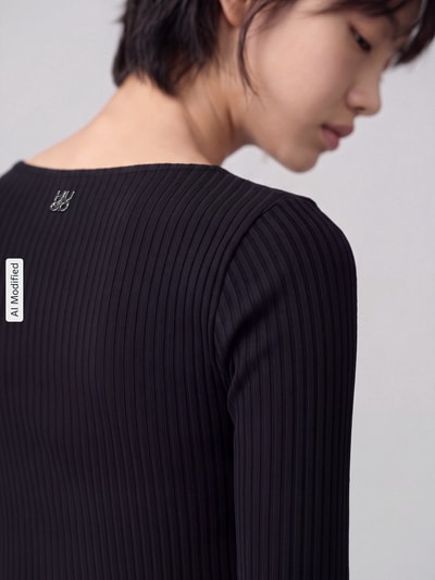 Frauenmodel trägt Slim Fit Langarmshirt aus Baumwoll-Mix Modell 'Dumille' von HUGO, schwarz, Rippstrick, Detailaufnahme, KI-modifiziertes Bild.