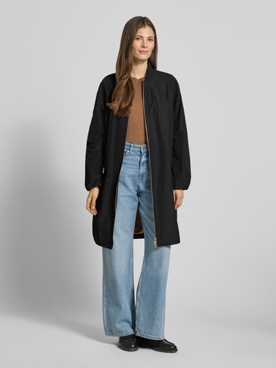 Frauenmodel trägt Mantel mit Stehkragen und Zweiwege-Reißverschluss von Fuchs Schmitt in Schwarz, Material-Mix, Relaxed Fit, Ganzkörperansicht von vorne.