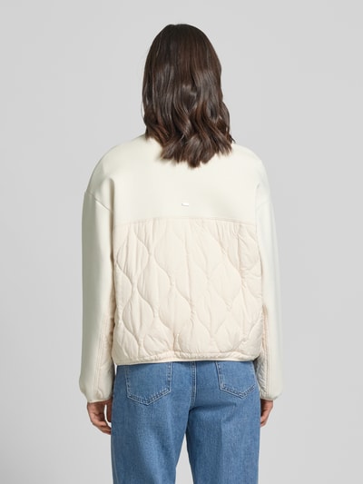 Frauenmodel trägt Jacke mit Steppnähten und Zweiwege-Reißverschluss von White Label aus cremefarbenem Baumwoll-Mix mit Stretch-Anteil, Regular-Fit, Stehkragen, Steppnähten, Rückenlänge 58 cm, Schulterbreite 49 cm, Brustweite 50 cm, Ärmellänge 67 cm; Ganzkörperansicht Rückansicht.