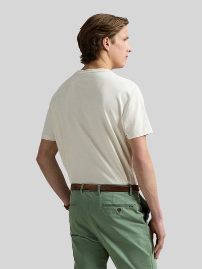 Männermodel trägt Regular Fit T-Shirt aus reiner Baumwolle von Polo Ralph Lauren in Unifarbe, kurzarm, Rückansicht Ganzkörperansicht.