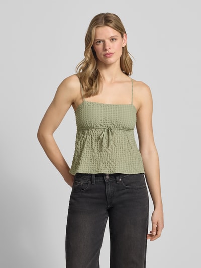 Frauenmodel trägt Babydoll-Top aus Seersucker mit Schnürung von REVIEW in hellem Grün, Material-Mix mit Stretch-Anteil, Regular-Fit, Strukturmuster, verstellbare Spaghettiträger, Rückenlänge bei Größe S: 29 cm, Ganzkörperansicht von vorne.