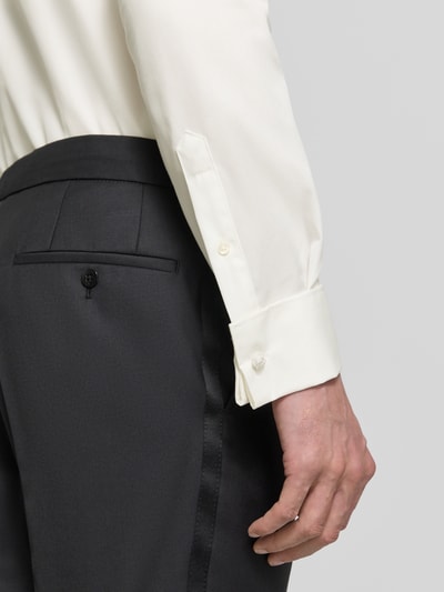 Männermodel trägt Slim Fit Business-Hemd mit verdeckter Knopfleiste von ETERNA aus reiner Baumwolle, Haifischkragen, Nahaufnahme Oberkörper.