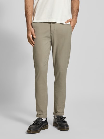 Männermodel trägt Straight Fit Stoffhose aus Baumwoll-Mix Modell 'MARCO FURY' von JACK & JONES in Beige, Eingriff- und Gesäßtaschen, Nahaufnahme Unterkörper. Bundweite 44 cm, Innenbeinlänge 77 cm bei Größe 32/32, glatte Struktur.