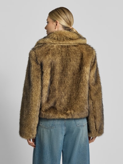 Frauenmodel trägt Jacke aus Kunstfell mit Reverskragen Modell 'ADWELL' von DRYKORN, braune Felloptik, lockere Passform, Ganzkörperansicht Rückansicht. Rückenlänge 55 cm, Schulterbreite 43 cm, Brustweite 54 cm, Ärmellänge 63 cm.