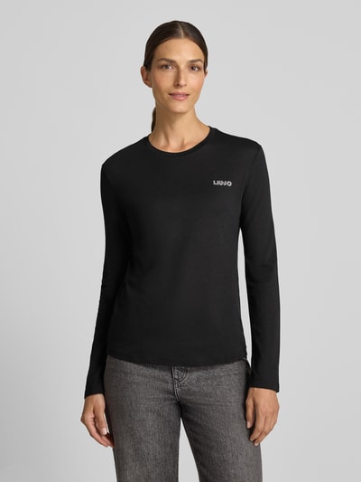 Vrouwenmodel draagt Regular Fit Longsleeve met Label-Stitching van Liu Jo White van puur katoen, ronde hals, ruglengte maat S 57 cm, Ganzkörperansicht van voren.