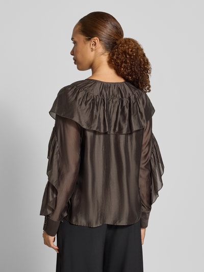 Frauenmodel trägt Regular Fit Bluse aus Lyocell-Mix von COMMA in Dunkelbraun mit Rüschenbesatz, langärmelig, Rückansicht, Ganzkörperansicht Rückansicht.