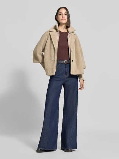 Frauenmodel trägt Regular Fit Webpelzjacke im 2-in-1-Look von Tom Tailor, beige Töne, strukturierte Oberfläche, Ganzkörperansicht von vorne, Damen Teddy- / Webpelzjacke von Tom Tailor.