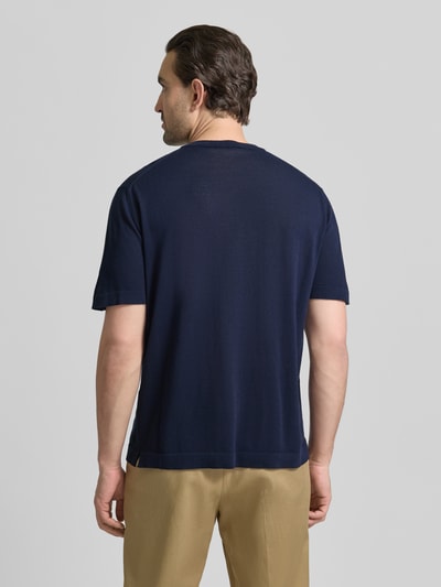 Männermodel trägt T-Shirt mit geripptem Rundhalsausschnitt von CRUNA aus reiner Baumwolle in Dunkelblau, Regular Fit, Ganzkörperansicht Rückansicht.