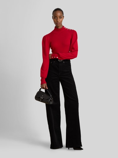 Vrouwenmodel draagt Slim Fit Turtleneck-Pullover uit mix van katoen en modal van Lauren Ralph Lauren in het rood, zwarte broek, volledige lichaamsweergave van voren.