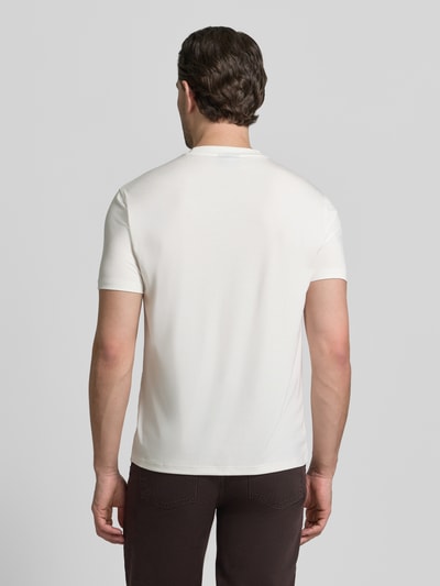 Männermodel trägt Regular Fit T-Shirt mit Rundhalsausschnitt von Emporio Armani in Weiß, kurzärmlig, glatte Textur, Ganzkörperansicht Rückansicht.