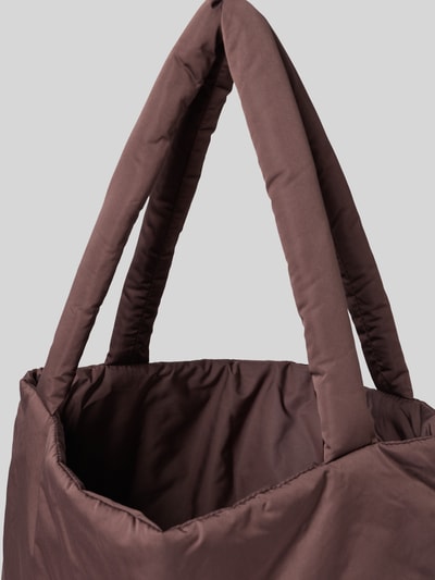 Produktfoto, Tote Bag mit Logo-Patch Modell 'Puffy' von STUDIO NOOS, szerokość w rozmiarze 1: 50 cm, długość 42 cm, głębokość 8 cm, długość paska na ramię 71 cm, otwarta główna przegroda, kolor brązowy, miękka tekstura, damska torba na ramię