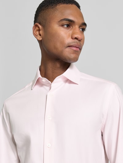 Männermodel trägt Regular Fit Business-Hemd mit Kentkragen von OLYMP, Baumwoll-Mix mit Stretch-Anteil, Nahaufnahme Oberkörper.