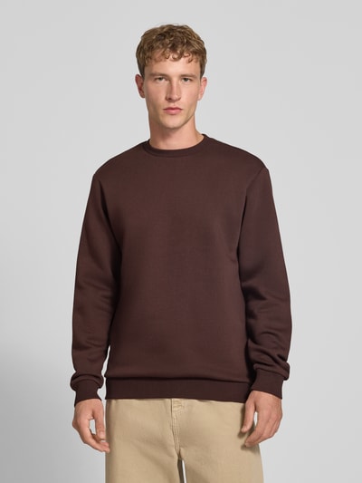 Männermodel trägt Regular Fit Sweatshirt aus Baumwoll-Mix Modell 'CERES' von ONLY in Dunkelbraun, glatte Struktur, Ganzkörperansicht von vorne, Herren Sweatshirt von ONLY & SONS.