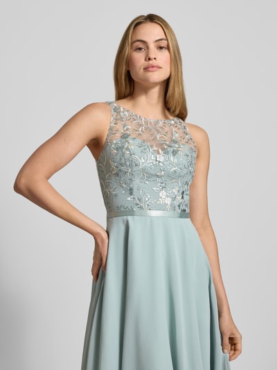 Frauenmodel trägt Cocktailkleid mit floraler-Stickerei von LUXUAR FASHION in Hellblau, gerader-Schnitt, Paillettenbesatz, Nahaufnahme Oberkörper.