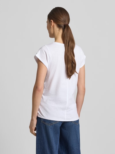 Modelka nosi damski t-shirt z bawełny o kroju regular fit z okrągłym dekoltem i zrolowanym brzegiem od Christian Berg Woman, długość tyłu 61 cm, widok całej sylwetki z tyłu.