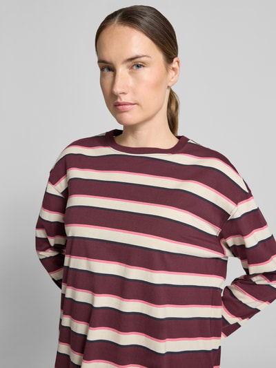 Frauenmodel trägt Regular Fit T-Shirt aus reiner Baumwolle von Jake*s Casual mit burgunderroten, cremefarbenen und rosafarbenen Streifen, Nahaufnahme Oberkörper.