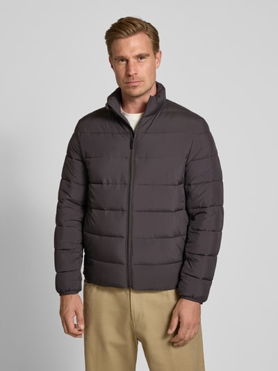 Männermodel trägt Regular Fit Steppjacke mit Stehkragen von Tom Tailor Denim in Dunkelgrau, glatte Oberfläche, Ganzkörperansicht von vorne, Herren Daunenjacke von Tom Tailor Denim