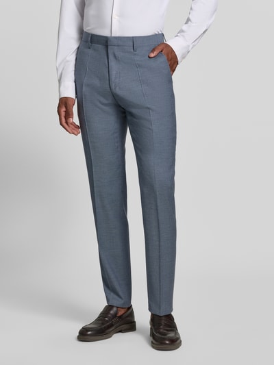 Männermodel trägt Slim Fit Anzug aus Viskose-Mix von ROY ROBSON in Blau, glatter Stoff, Bundfalten, Ganzkörperansicht von vorne. Szerokość w rozmiarze 50: 45 cm, Długość tyłu w rozmiarze 50: 74 cm, Szerokość ramion w rozmiarze 50: 44 cm, Długość rękawów w rozmiarze 50: 66 cm, Długość wewnętrzna nogawki w rozmiarze 50: 85 cm.