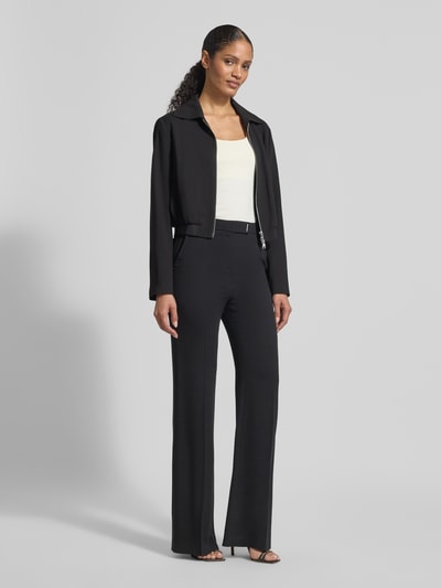 Kobiece modelka ma na sobie Slim Fit Kurzblazer aus reiner Viskose Modell 'JOCALENA' od BOSS, jednolity kolor, wykładany kołnierz, krótki krój, zamek błyskawiczny dwustronny, długi rękaw, elastyczne wykończenie, wpuszczane kieszenie, materiał: czysta wiskoza, widok całej sylwetki z przodu.