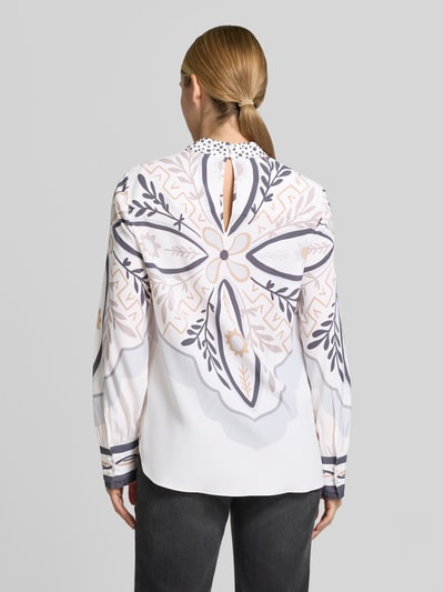 Vrouwenmodel draagt Regular Fit Bluse aus Seiden-Mix van HERZENS met opstaande kraag, bloemenprint, long sleeves, ruglengte 71 cm, mouwlengte 66 cm, regular fit, zijdemix, rugaanzicht.