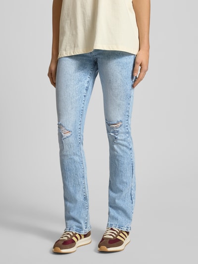 Vrouwenmodel draagt Flared Jeans in destroyed-look model 'BECCA' van TRUE RELIGION, mix van katoen en elastaan, flared cut, lichtblauw, bandwijdte maat 27: 40 cm, binnenbeenlengte: 83 cm, voorkant, detailopname bovenbenen.