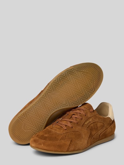 Produktfoto, brauner Sneaker aus echtem Leder Modell 'Sperly' von GANT, samtige Oberfläche, beige Akzente, Damen Sneaker von GANT