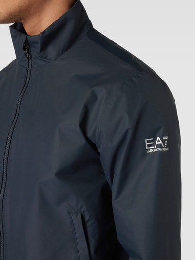 EA7 Emporio Armani Bomberjacke mit Stehkragen Modell 'GIUBBOTTO' Dunkelblau 3