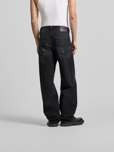 Männermodel trägt Wide Fit Jeans im 5-Pocket-Design von Diesel in Schwarz, aus reiner Baumwolle mit Logo-Patch, Ganzkörperansicht Rückansicht