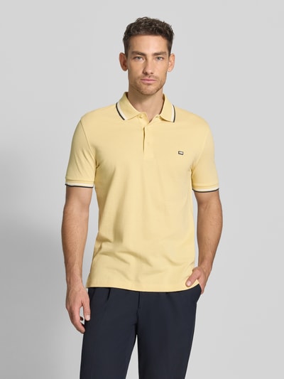 Männermodel trägt Regular Fit Poloshirt mit Kontraststreifen von Christian Berg Men aus Reine Baumwolle, Knopfleiste, Rückenlänge 71 cm, Ganzkörperansicht von vorne.