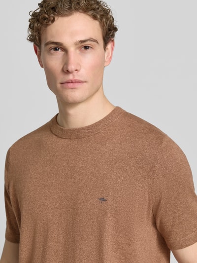 Männermodel trägt Regular Fit T-Shirt mit Leinen-Anteil in Strick-Optik von Fynch-Hatton in Braun, Logo-Stitching, Nahaufnahme Oberkörper, Herren T-Shirt, Baumwoll-Mix mit Leinen-Anteil, Regular-Fit, Strick-Optik, Elastische Abschlüsse, Rückenlänge bei Größe M 70 cm.