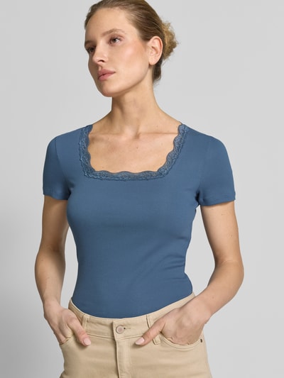 Modelka kobieca nosi T-Shirt in Ripp-Optik mit Spitzenbesatz von Jake*s Casual, bawełna z elastanem, krój slim fit, dekolt karo, niebieski, tekstura prążkowana, długość tyłu 52 cm w rozmiarze S, zbliżenie górnej części ciała