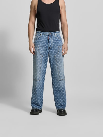 Männermodel trägt Baggy Fit Jeans aus reiner Baumwolle von Dsquared2 mit Allover-Logo-Stitchings, 5-Pocket-Design, Beintaschen, Knopf- und Reißverschluss, Ganzkörperansicht von vorne.