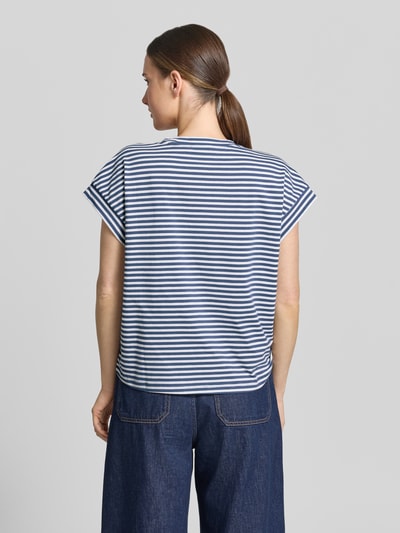 Frauenmodel trägt T-Shirt im Allover-Look mit V-Ausschnitt von Zero, Damen T-Shirt aus Baumwoll-Elasthan-Mix, Regular-Fit, Rückenlänge 56 cm, Streifenmuster in Blau-Weiß, glatte Textur, Ganzkörperansicht Rückansicht.