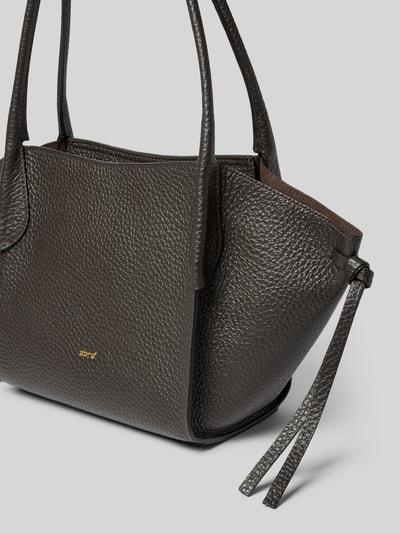 Produktfoto, Handtasche aus echtem Leder Modell 'Vibe' von Abro in Dunkelbraun, strukturierte Oberfläche, Hauptfach mit Reißverschluss, schmale Schulterriemen, Größe 46x23x14 cm, Länge Schulterriemen 56 cm