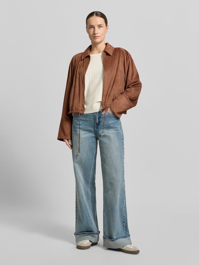 Vrouwenmodel draagt Jacke in Leder-Optik met Zweiwege-Reißverschluss van Liu Jo White in bruin, materiaalmix met stretch, regular fit, platte kraag, licht glanzende leerlook textuur, ruglengte maat 36: 50 cm, schouderbreedte: 45 cm, borstwijdte: 62 cm, mouwlengte: 64 cm, voorkant volledig zichtbaar, full body vooraanzicht.