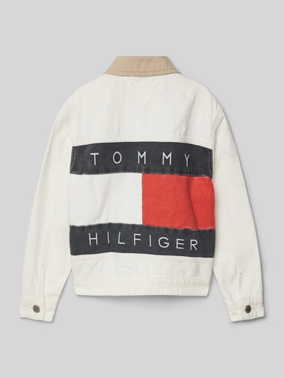 Jongen draagt Oversized Jeansjacke aus reiner Baumwolle van Tommy Hilfiger Teens in effen denim met logo-details, rugpas, lange mouwen, borstzakken, geheel van katoen. Ganzkörperansicht Rückansicht.
