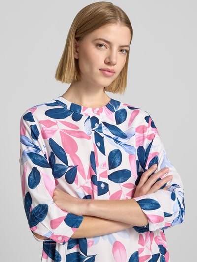 Frauenmodel trägt Midikleid aus Viskose mit 3/4-Arm Modell 'Ma44ilin' von ZABAIONE mit Allover-Blattmuster, Nahaufnahme Oberkörper.